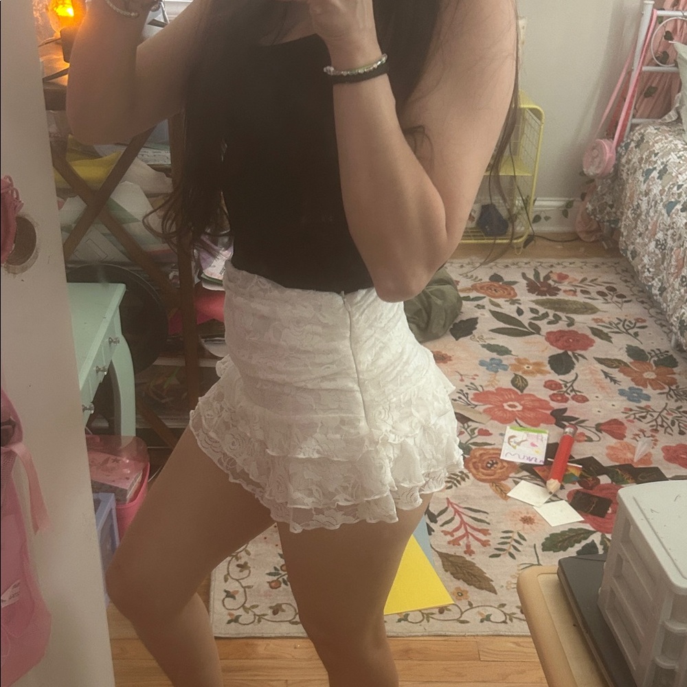 trendy white lace mini skort great for Coachella or lollapalooza